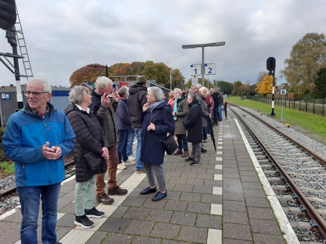 5 Veel Oud Vordenaren bevolken het perron